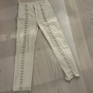 Jeans snörning hm - Supercoola vita jeans med snörning från H&M! 