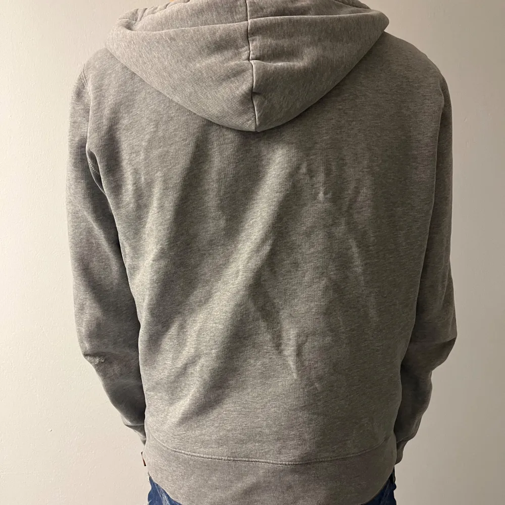 Säljer en riktigt fet burberry zip hoodie. Den har några defekter (syns på bilderna) men annars är den i bra skick. Hör av er vid frågor . Hoodies.