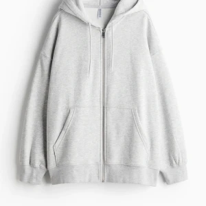 En grå tröja💕 - Den säljs nog inte längre men den är som den på bilden fast utan snören💕 används typ 4 gånger inget fel med den bara inte kommit till användning ❣️