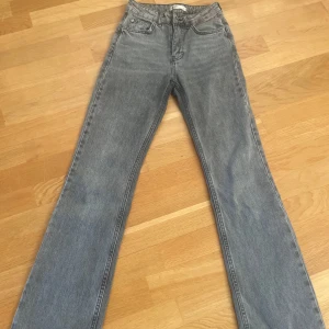 Gråa jeans  - Gråa jeans från Gina tricot. Använda en del men inget som syns. Säljer på g av fel storlek.