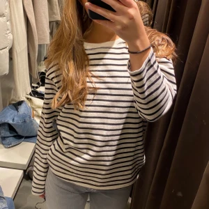 Randig tröja  - Snygg randig tröja från zara, knappt använd 