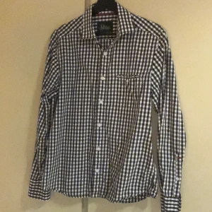 Peak performance flanellskjorta  - En snygg flanellskjorta från peak performance. Nypris= 1000. Inga hål och nästan helt oanvänd