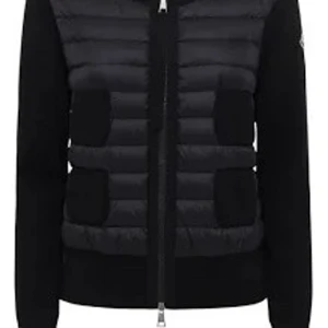 SÖKER MONCLER - Jag söker en monclear jacka för billigt å rimligt pris skriv om ni är intresserade för att visa mig er jacka och då budar jag eller så lägger du ett pris helst xxs eller xs