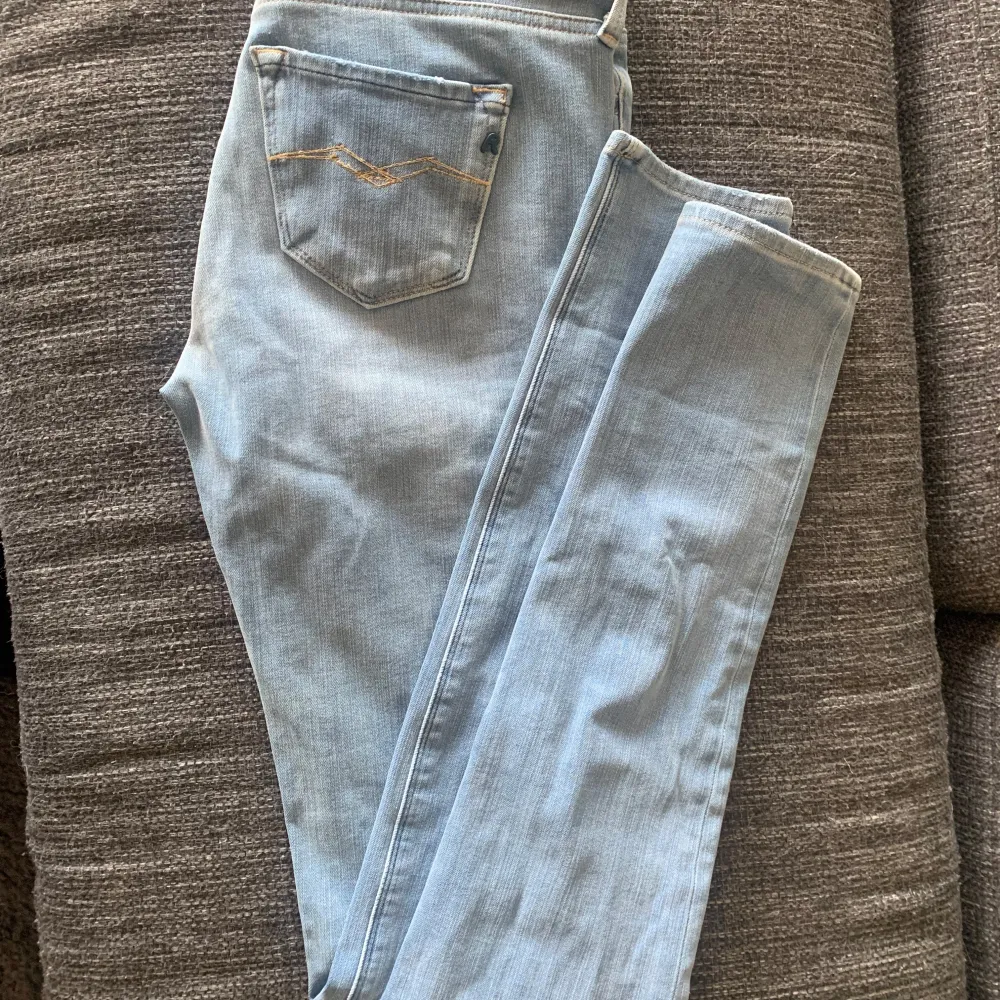 Snygga Replay jeans i ljusblå / grå färg. De har en slim fit och är endast provade hemma 1 gång  Hyperflex !   Nu pris ca 1500 kr. Jeans & Byxor.