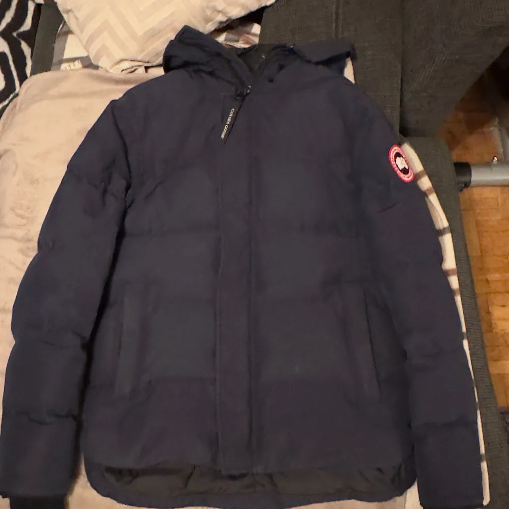 Storlek Xs mörkblå Canada Goose jacka modell MacMillan parkas varm unik stilren jacka. Jackor.