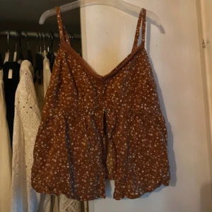 Topp - Så fin topp med ett slit längst fram från Hollister 💗 Storlek XS