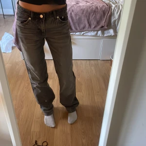 Svarta zara jeans - Raka jeans från zara, säljer för de är för stora för mig💗 storlek 34. Jag är 171 o de är långa i benen på mig💞 köpta för ca 500