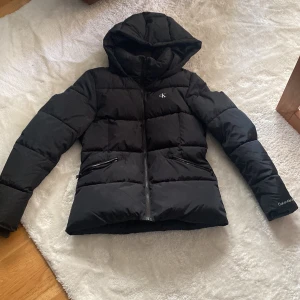 Calvin klein jacka - Säljer min calvin klein jacka andvänd få gånger det är bra material den är varm och funkar bra nu till vintern