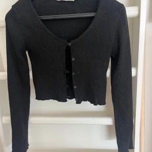Snygg kofta - Fin svart kofta! Lite kortare k modellen och saknar en ögla till en knapp. Annars mycket fint skick!