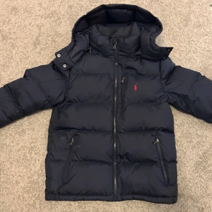 Polo RL pufferjacka - Säljer min gamla jacka från RL då den har blivit för liten, inga synliga defekter och den klarar regn bra, ny pris 4000kr. Hör av dig vid frågor!