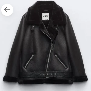 Svart Zara skinnjacka  - Säljer min svarta "vinter/höst" skinnjacka ifrån zara som jag köpte för ca 2 år den för 1200 kr. Har använt den en gång så den är i bra skick. De är i stolek xs men passar även s då den är stor i storleken  Pris kan diskuteras 