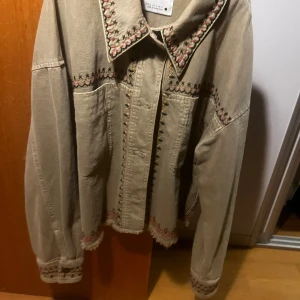 Jeansjacka - Snygg grön jeansjacka från zara! Perfekt nu när det börjar bli kallare ❤️ storlek xs