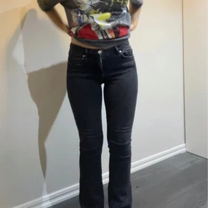 Low Flare Jeans - Säljer mina low flare jeans från Bikbok i storlek (waist) S, (Length) 31.. Passar perfekt på mig som är 162cm lång. Defekt: Jeansen har tappat färgen lite och är inte helt svart längre. Dessutom har de blivit lite slitna nerdtill❤️ Se bild!! 