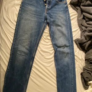 Blå jeans från Zara - Super fina zara jeans i jättebra skick🥰 Köpt på Sellpy därför lappen, men de var tyvärr för små.  De är raka i modellen och har måtten, Midja: 76 cm runt hela Höft: 48 cm rakt över Innerben: 82 cm Fråga gärna om fler bilder ifall det behövs