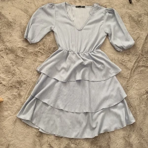 Jättefin blå klänning  - Fin blå klänning till salu