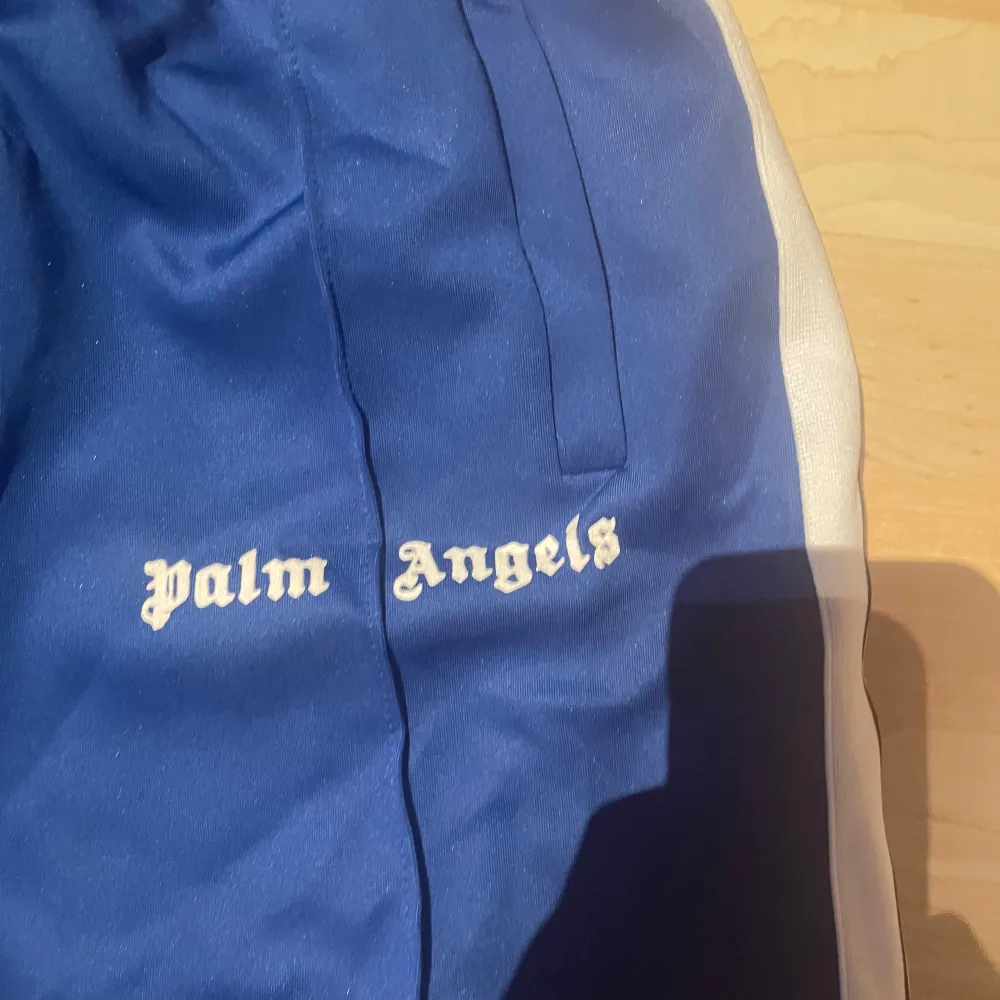 Palm angels byxor köpta för 4000 på farfetch. Säljes då ja inte passar i dom längre. Köpt för 3 år sen. 1500kr pris kan diskuteras vid snabb affär. Jeans & Byxor.