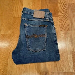 Nudie Jeans W28 L32 - Helt felfria jeans som tyvärr inte passa mig. Köpte dem här på plick. W28 L32. Eftersom de inte passa mig har jag inga bilder när de används. Tack på förhand!