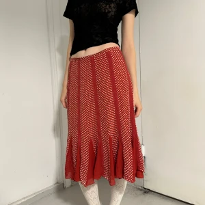 Midikjol - Prickig röd/vit kjol köpt på en vintagebutik i Köpenhamn❣️🤍Kan mötas upp i Stockholm!