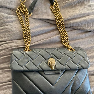 Kurt geiger bäska - Säljer min Kurt geiger väska, mellan storlek, med guldiga detaljer. Spår av användning🥰 har ett hål i innertyget av väskan. Skicka för bild😊