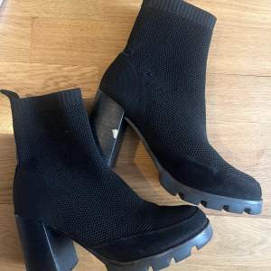 Supersnygga svarta högklackade boots. Fina med byxor eller kjol/klänning 😍😍