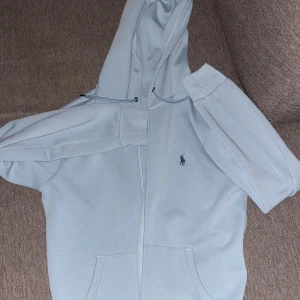 Polo zip hoodie - Baby blå zip hoodie Ralph lauren, xs men passar även s  Möts upp o tar Swish👍🏼👍🏼