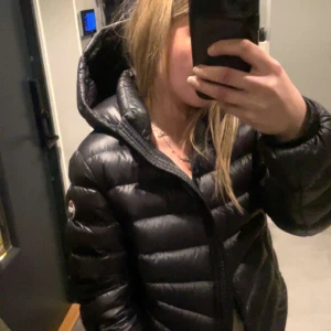 Svart dunjacka från Colmar  - Säljer denna snygga Colmar jacka i st s. Den är som ny inga skador! Hör gärna av er vid frågor eller fler bilder💕