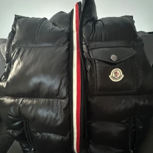 Moncler väst  - Hej.  Har 3 st Moncler väst storlek 1-2-3  