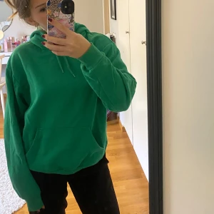 Hoodie - Super fin grön hoodie ifrån Monki i storlek XS. Den är i fint skick och enadast använd ett fåtal gånger. Bara att be om fler bilder och pris går att diskutera💕💕