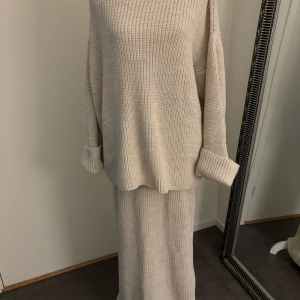 Beige stickat set  - Helt ny därav ej använd till alla som frågar , köpt i Frankrike 
