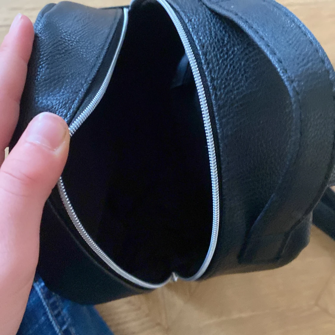 Gullig mini ryggsäck svart  - 91