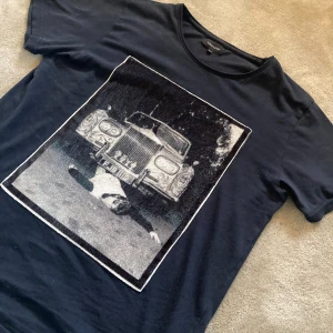 Limitation t-shirt  - Limitato T-shirt, helt ny aldrig använd och är i top skick den är mörkblå och är i storlek xs byten funkar.bara att skriva vid frågor samt intresse.😉