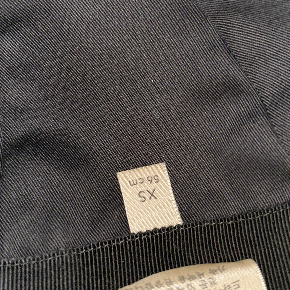 sÀljer min svarta gucci keps den Àr i bra skick knappt anvÀnd ,den Àr i storlek xs och man kan korrigera storleken. box följer med . Asusteet.