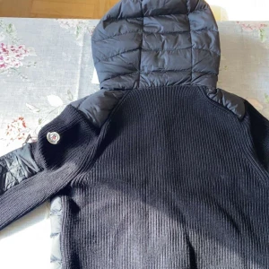 Monclear cardigan  - Hej jag har köpt en monclear cardigan som inte passar mig därför säljer jag den. Storleken är S  Helt ny och fräsch  Skriv DM för mer information 