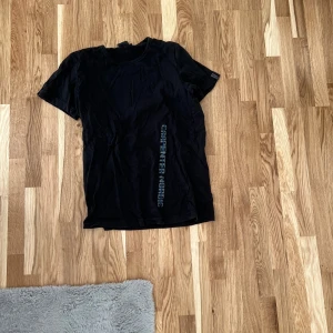 Svart t-shirt från Carhartt - Säljer 3 svart t-shirt. Den har en enkel design med texten 'Carhartt WIP' tryckt vertikalt på sidan. Perfekt för en avslappnad stil och passar till det mesta. 2st är helt basic svarta. T-shirten är i bra skick och redo för en ny ägare!