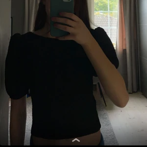 Svart kortärmad tröja -  Stl xs funkar även att ha på den på båda hållen, väldigt bra skick, använd få gånger