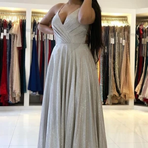 Balklänning Dressroom🤍 - Säljer min vackra balklänning ifrån Dressroom Linné i Silver, strl. 36!🤍 Sitter bekvämt & med hjälp av sina band därbak kan den lätt justeras till din kroppsform. Nyskick och använd i några få timmar! Nypris: 4500kr. ❕Dustbage tillkommer❕