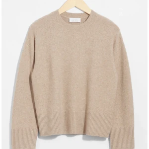 Stickad tröja otherstories - Jättefin stickad tröja nu inför hösten!! Använd två gånger, pris kan diskuteras. Kan tänka mig byta med vit eller vinröd