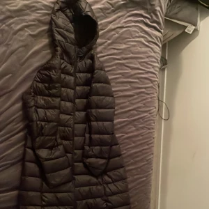 Lång jacka - Det är en lång Dun jacka och används inte. Inget synliga fel på jackan. 