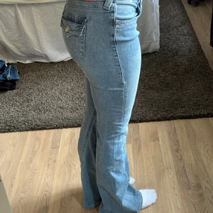 True religion Jeans  - Supersnygga true religion jeans i stl w29. Byxorna är aldrig använda då jag beställde fel och glömde returnera🥲 de är köpte för nypris på Nelly 1299kr 
