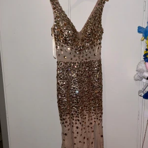 Balklänning storlek XS - Jättefin Balklänning som bara använts vid ett tillfälle. Smutsig längst ner då jag haft den utomhus och den släpat i marken. Köpt för 2500