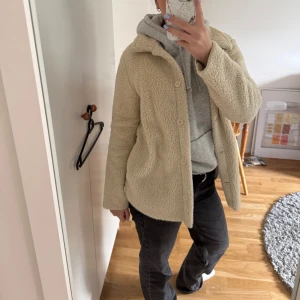 Teddy jacka  - Fin vårjacka från Saint Tropez. Det är en lite längre modell, ungefär som en kortare kappa🙌🏻 jackan är i stl xs men passar mig bra som vanligtvis har S/M! 