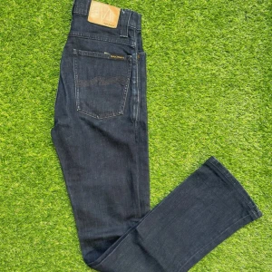 Nudie Jeans  - Säljer dessa feta Nudie Jeans med Straight fet passform. Storlek 27/32. Skicket är nästintill perfekt. Skriv vid minst fundering!!!