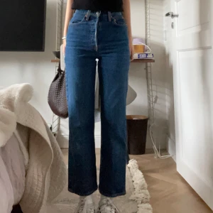 Levi’s jeans W24 - Säljer dessa levi’s jeans i den klassiska modellen ”Ribcage straight ankle” då de är för små för mig. Bra skick men har tvättats ut lite där bak, därav priset. Hör av dig vid funderingar!