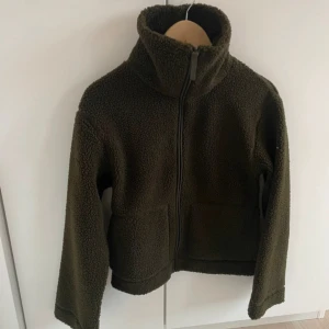 Hm teddyjacka - Intressekoll på min mörkgröna teddyjacka från hm💓💓 lägg prisförslag