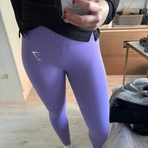 Lila träningstights från gymshark - Jättefina träningstights från gymshark som knappt är använda. Jättebekväma att träna i💜