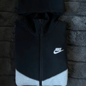Nike tech fleece 2023 modell - Nike tech fleece 2023 modell, använd minst 2 gånger så gott som ny. Säljer den då den inte passade mig Köpt för 1500 nypris 850 Storlek Xs 