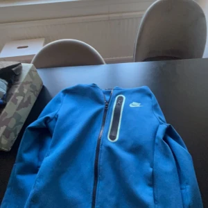 Nike teech - En fett Nike tröja säljer den pågrund av att den är för liten och den är inte använd så många gånger och är i ett fint skick