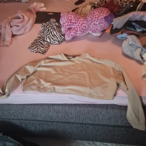 Beige croppad tröja från SOC - Säljer en snygg beige croppad tröja från SOC. Perfekt för en avslappnad stil och passar bra till både jeans och leggings. Tröjan har långa ärmar och är superbekväm. Perfekt för höst och vår!