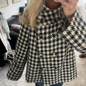 Mönstrad kappa  - Jätte fin mönstrad tjock kappa som jag aldrig sett förut från Sara Kelly i fint skick, de ända är en påsyd knapp i gul tråd men verkligen inget man tänker på (se sista bild) ❤️