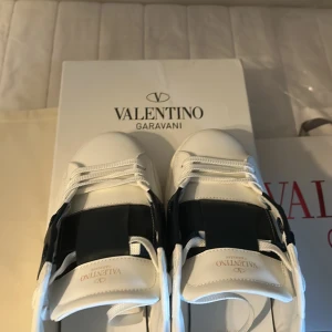 Valentino opens  - Riktiga feta valentinos opens blå du får med påse box säljer för att dem inte passar mig